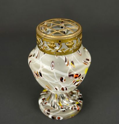 PIQUE FLEURS 17. En verre de forme pansue...