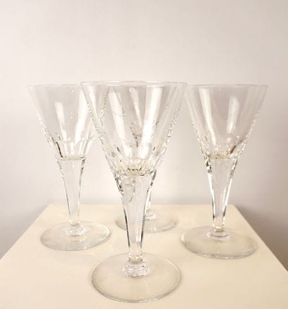 4 grands verres en cristal marqué 