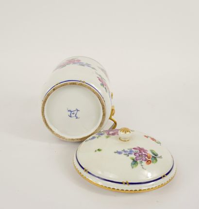 Sèvres XVIIIe. Rare pot à tabac pouvant recevoir...