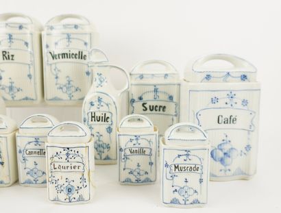 Ensemble de pots à épices et de bocaux de...