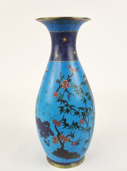 20th century (middle). Cloisonné vase.
Flowers,...