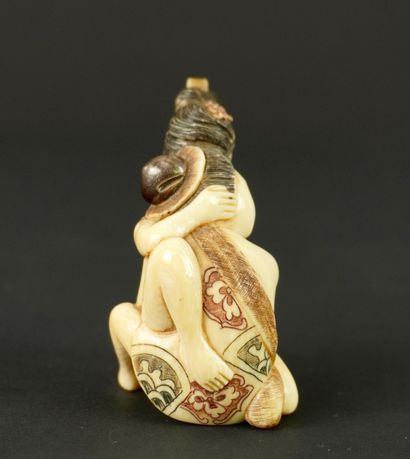 NETSUKE. Ivoire. Japon, 1900.
Couple dans...