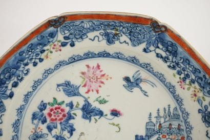 Chine XVIIIe. Assiette octogonale décors...