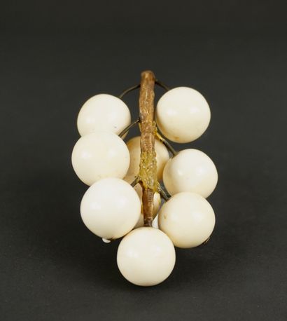 Japon période Meiji. Grappe de raisin en...