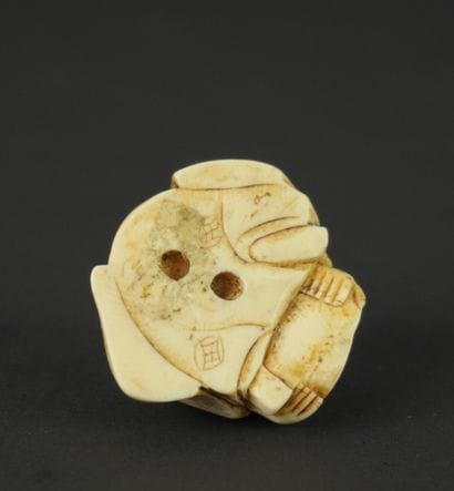 NETSUKE. Ivoire. Japon, 1900
Ce personnage...