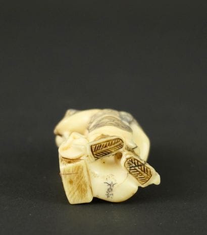 NETSUKE. Ivoire. Japon, 1900
Ce personnage...