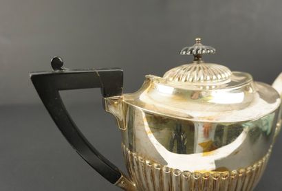 Angleterre.
Service à café en métal arge...