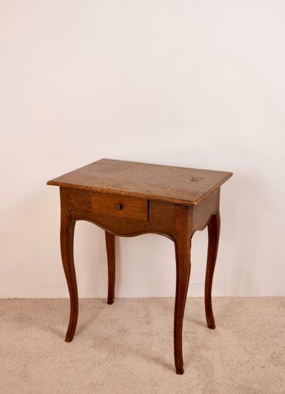 Petite table Louis XV avec tiroir. 
Dimensions...
