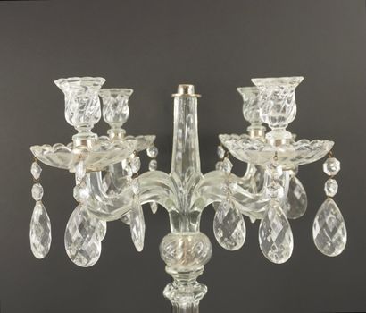 Grand chandelier en verre moulé. Pampilles...