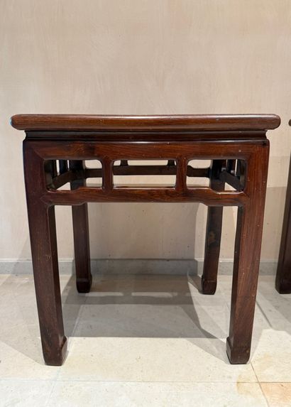 Chine. 2 tables bout de canapé en bois dur
Dimensions...