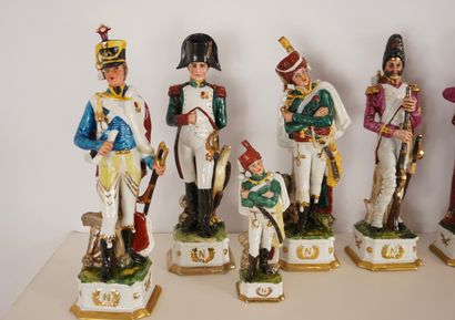 Porcelaine vers 1900. Ensemble de 8 soldats...