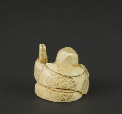 NETSUKE. Ivoire. Japon 1900.
Ce personnage...