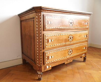 Commode Louis XVI en noyer massif incrusté...