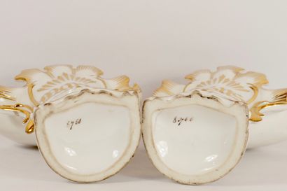 Paire de vases cornets en porcelaine. Epoque...