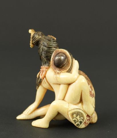 NETSUKE. Ivoire. Japon, 1900.
Couple dans...