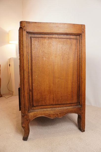 Commode 18e en chêne avec dessus en marbre....