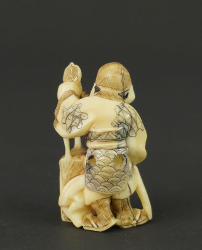 NETSUKE. Ivoire. Japon, 1900
Ce personnage...
