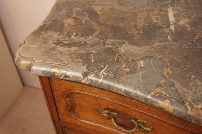 Commode 18e en chêne avec dessus en marbre....