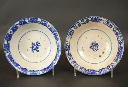 China Blue White. 2 bowls D 14cm (chip-crack)...