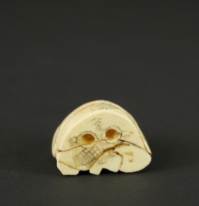 NETSUKE. Ivoire. Japon 1900.
Ce personnage...