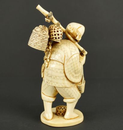 OKIMONO. Ivoire. Japon, fin de l'ère Meiji.
Okimono,...