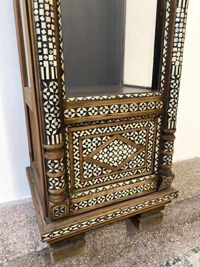 Vitrine Syrienne avec des incrustations en...