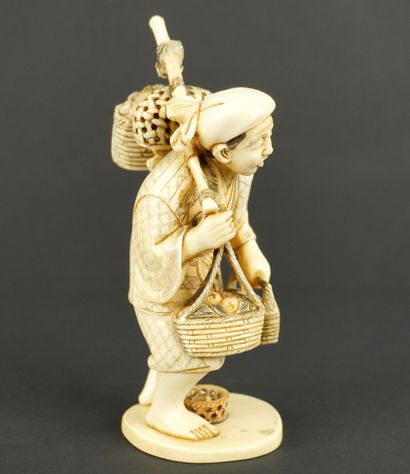 OKIMONO. Ivoire. Japon, fin de l'ère Meiji.
Okimono,...