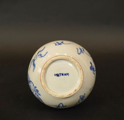 China Blue White. 2 bowls D 14cm (chip-crack)...