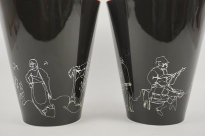 VISTA. Paire de vases cornets signés VISTA...