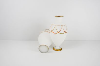 Paire de vases en opaline blanche décorée...