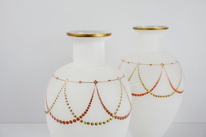 Paire de vases en opaline blanche décorée...