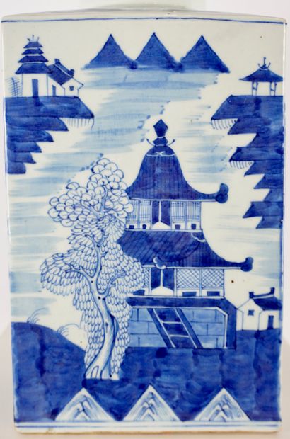 Chine. Importante boîte à thé en bleu blanc...