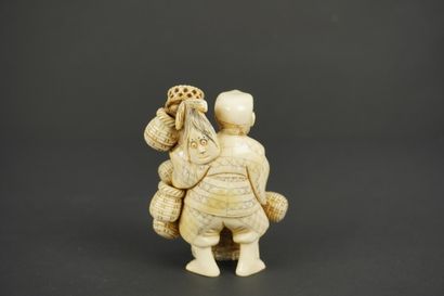 OKIMONO. Ivoire. Japon, fin de lère Meiji.
Colporteur...