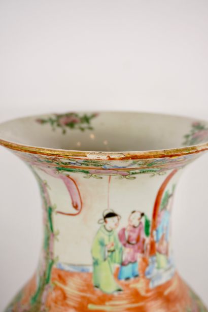 Chine. Grand vase Famille Rose. Période Daoguang,...