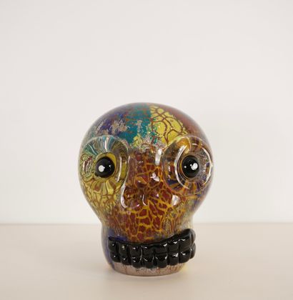 Head or skull in colored blown glass. H 15cm....
