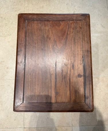 Chine. 2 tables bout de canapé en bois dur
Dimensions...