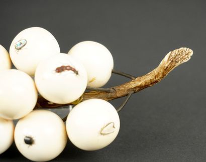Japon période Meiji. Grappe de raisin en...