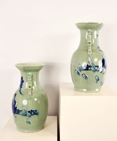Chine. Paire de vases en porcelaine. Fin...