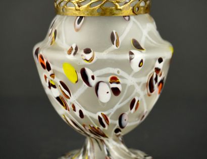 PIQUE FLEURS 17. En verre de forme pansue...