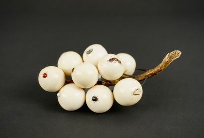 Japon période Meiji. Grappe de raisin en...