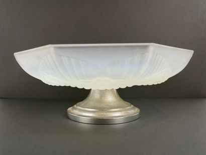 Julien France. Vers 1940. Coupe en verre...