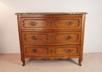 Commode 18e en chêne avec dessus en marbre....