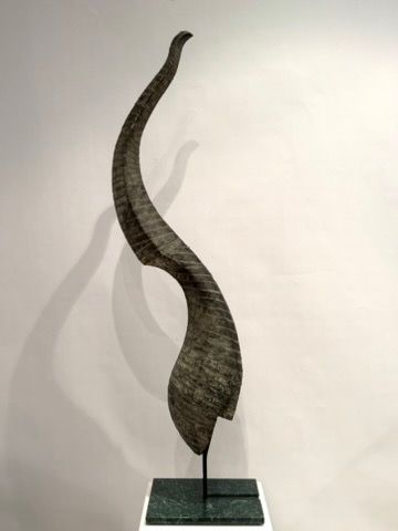 Sculpture soclée sur un pied en marbre. Forme...
