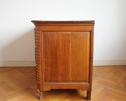Commode Louis XVI en noyer massif incrusté...