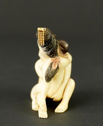NETSUKE. Ivoire. Japon, 1900.
Couple dans...