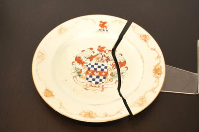 Chine. Plat armorié XVIIIè. Cassé.