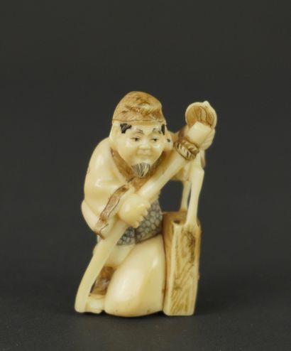 NETSUKE. Ivoire. Japon, 1900
Ce personnage...