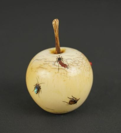 Japon période Meiji. Pomme en ivoire décorée...