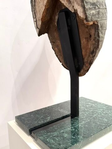 Sculpture soclée sur un pied en marbre. Forme...