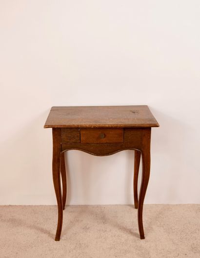 Petite table Louis XV avec tiroir. 
Dimensions...